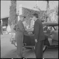 Visite de Jacques Chaban-Delmas, ministre de la Défense à Alger. [Description en cours]