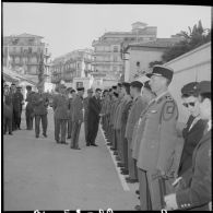 Visite de Jacques Chaban-Delmas, ministre de la Défense à Alger. [Description en cours]