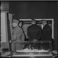 Inauguration d'une exposition sur la Marine. [Description en cours]