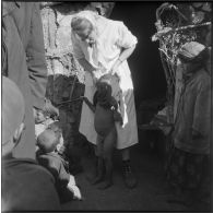 Action psychologique et aide médicale à des populations. [Description en cours]