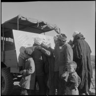 Action psychologique et aide médicale à des populations. [Description en cours]