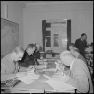 Réunion de jurys pour l’élection du meilleur soldat d’Algérie. [Description en cours]