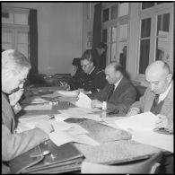 Réunion de jurys pour l’élection du meilleur soldat d’Algérie. [Description en cours]