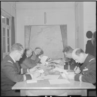 Réunion de jurys pour l’élection du meilleur soldat d’Algérie. [Description en cours]