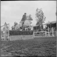 Une compétition hippique. [Description en cours]