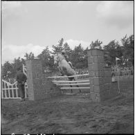 Une compétition hippique. [Description en cours]