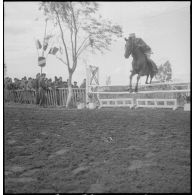 Une compétition hippique. [Description en cours]