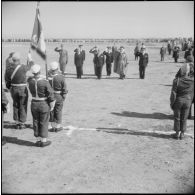 Robert Lacoste à la section administrative spécialisée (SAS) de Sidi-Ladjel. [Description en cours]