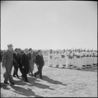 Robert Lacoste à la section administrative spécialisée (SAS) de Sidi-Ladjel. [Description en cours]