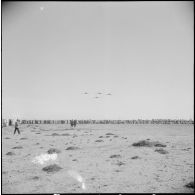 Robert Lacoste à la section administrative spécialisée (SAS) de Sidi-Ladjel. [Description en cours]