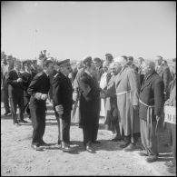 Robert Lacoste à la section administrative spécialisée (SAS) de Sidi-Ladjel. [Description en cours]