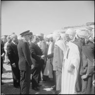 Robert Lacoste à la section administrative spécialisée (SAS) de Sidi-Ladjel. [Description en cours]