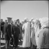 Robert Lacoste à la section administrative spécialisée (SAS) de Sidi-Ladjel. [Description en cours]