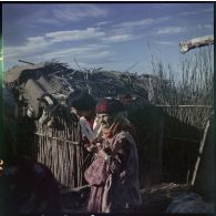 Petite Kabylie. Soins donnés à la population du centre de regroupement "le garage" par une équipe d'ASRA (assistantes sociales les Rurales Auxiliaires) du Capitaine Aokas.