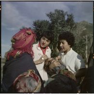 Petite Kabylie. L'équipe d'ASRA (assistantes sociales les Rurales Auxiliaires) fait du porte à porte.