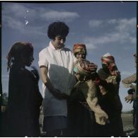 Petite Kabylie. L'équipe d'ASRA (assistantes sociales les Rurales Auxiliaires) fait du porte à porte.