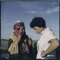 Petite Kabylie. Une ASRA (assistante sociale les Rurales Auxiliaires) donne des conseils à une de ses malades.
