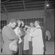 La distribution de la communion pendant la messe de minuit.