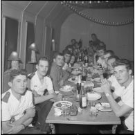 Différentes tables pendant le réveillon au refectoire de la troupe.