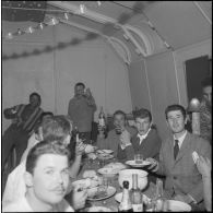 Différentes tables pendant le réveillon au refectoire de la troupe.