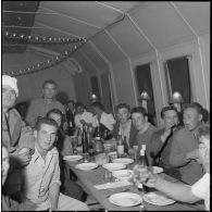 Différentes tables pendant le réveillon au refectoire de la troupe.