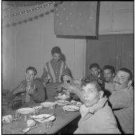 Différentes tables pendant le réveillon au refectoire de la troupe.