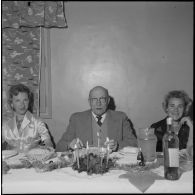 Différentes tables pendant le réveillon au refectoire de la troupe.