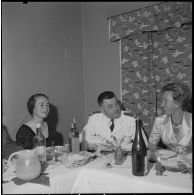 Différentes tables pendant le réveillon au refectoire de la troupe.