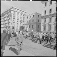Les manifestants de Bab El Oued arrivent devant le Lycée Bugeaud.