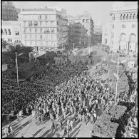Les manifestants devant la Compagnie Algérienne.