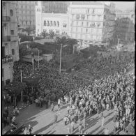Les manifestants devant la Compagnie Algérienne.
