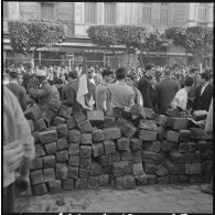 Les barricades devant les facultés.