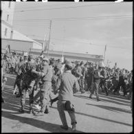 Les manifestants de Bab El Oued arrivent devant le Lycée Bugeaud.