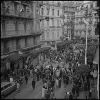 Les manifestants montent une barricade au boulevard Pasteur.