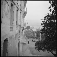 Un manifestant vient de tomber sous des balles, mais l'assaut continue.