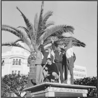Groupe de manifestants sur un kiosque au plateau des Gilières.