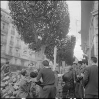 Le transport d'un blessé, membre des unités territoriales dans la matinée du 27 janvier 1960.
