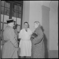 Madame Delouvrier rend visite aux blessés du 24 janvier 1960 à l'hôpital Maillot.
