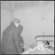 Madame Delouvrier rend visite aux blessés du 24 janvier 1960 à l'hôpital Maillot.