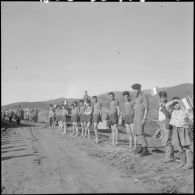Une haie d'honneur est formée par les jeunes en tenue de sport.