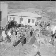 La population du village attend à la sortie de la mairie, les nouveaux mariés.