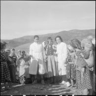 L'équipe médico-sociale itinérante (EMSI) du village attend à la sortie de la Mairie les nouveaux mariés.