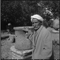 Portrait d'un gardien aux ruines de Tipaza.