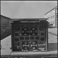 Menerville. La 4e compagnie du 587e bataillon du train (587e BT). Tableau de bord d'une draisine télécommandée.