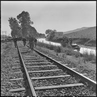 Menerville. La 4e compagnie du 587e bataillon du train (587e BT). Patrouille à pied sur voie ferrée avec appui de draisine ou de blindée.