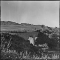 Menerville. La 4e compagnie du 587e bataillon du train (587e BT). Patrouille à pied sur voie ferrée avec appui de draisine ou de blindée.