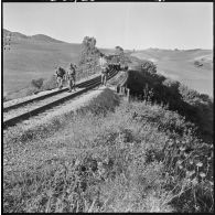 Menerville. La 4e compagnie du 587e bataillon du train (587e BT). Patrouille à pied sur voie ferrée avec appui de draisine ou de blindée.