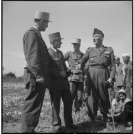 Visite du général Huet dans la région d’Alger. [Description en cours]