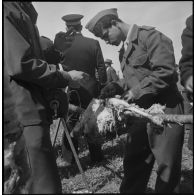 Visite du général Huet dans la région d’Alger. [Description en cours]