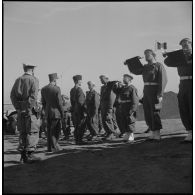 Visite du général Huet dans la région d’Alger. [Description en cours]